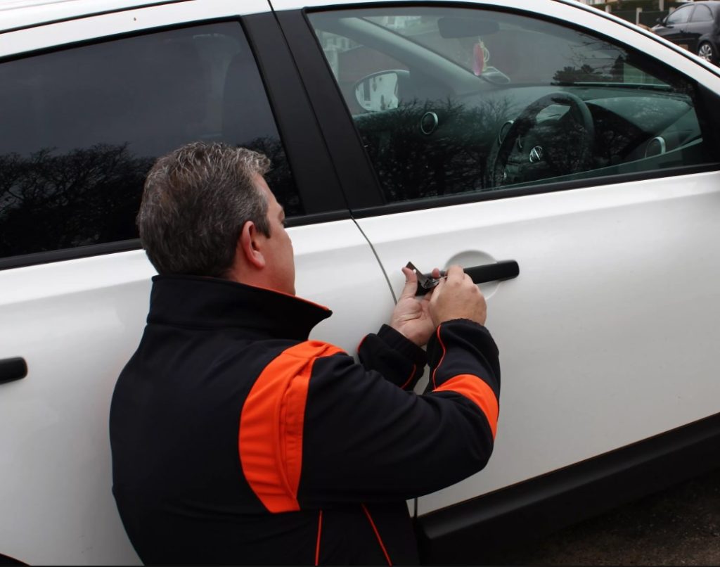 Срочное открытие дверей автомобиля в Чайковском