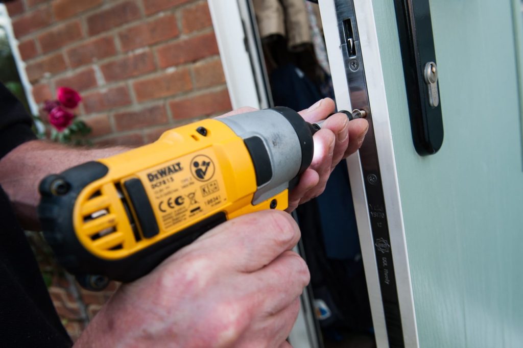 Установка замков входных дверей с выездом в Чайковском